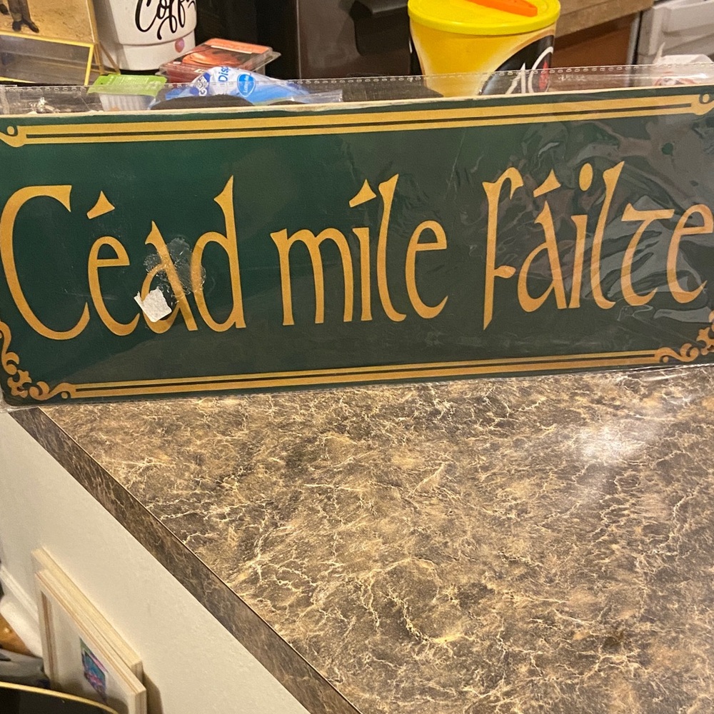 Green and Gold Céad Míle Fáilte Sign
( A Hundred Thousand Welcomes)